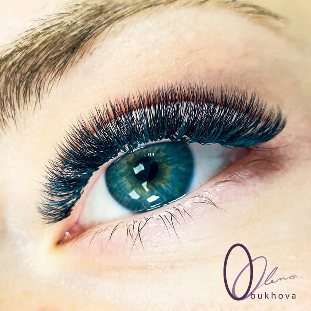 4–5D volüümripsmed (volume lashes) värvilise laineri efektiga (colored eyeliner effect) – must ja türkiissinine.