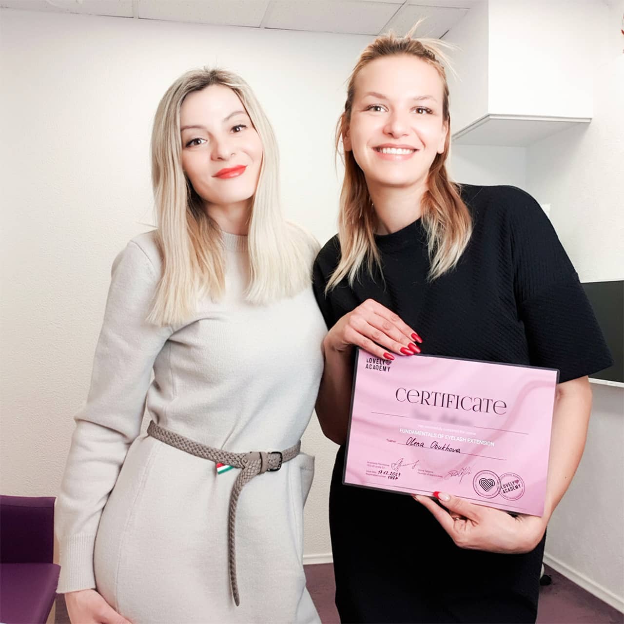 Meie ridadesse on lisandunud uus andekas ripsmetehnik! Oli rõõm teie oskuste arengut jälgida. Palju õnne klassikaliste ripsmepikenduste baaskoolituse eduka lõpetamise puhul!