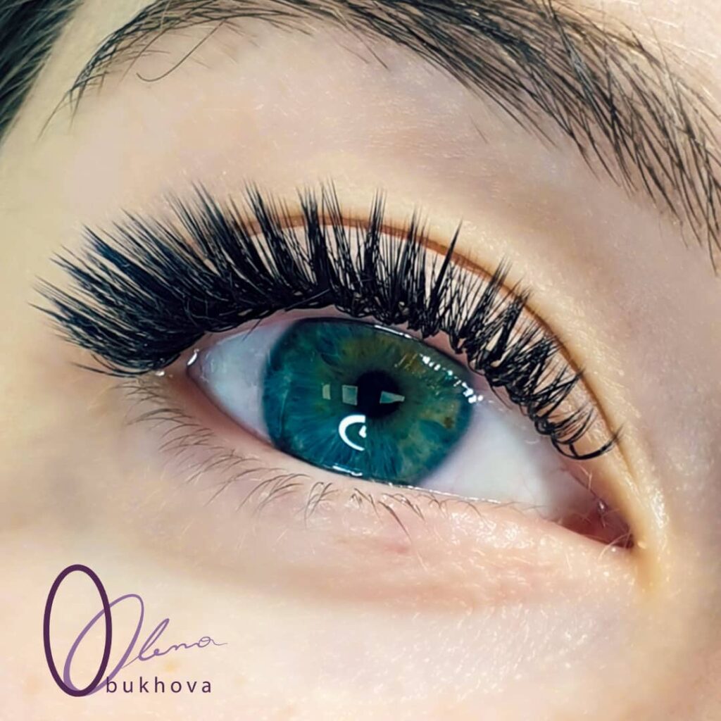 Lähivaade wet look ripsmetest, kus kiired (spikes) on kombineeritud 4–5D volüümlehvikutega, luues terava ja tekstuurse joone.