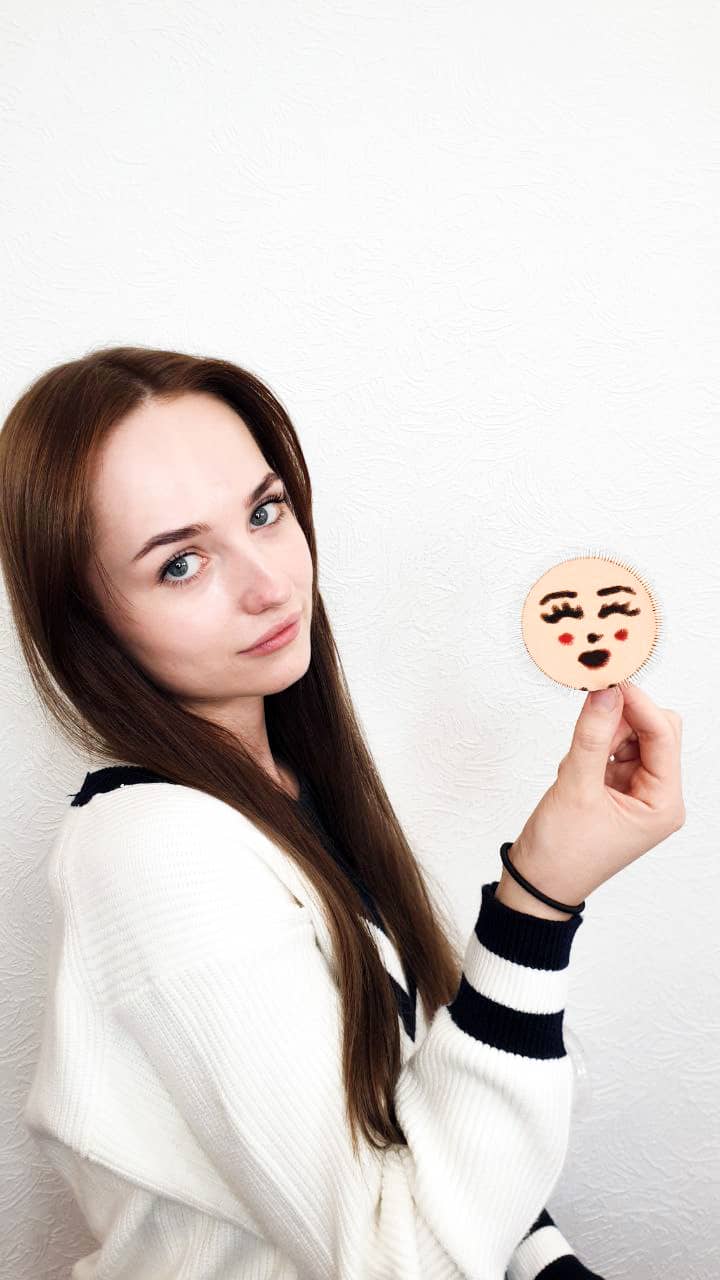 Enne modellil praktiseerimist harjutame tehnikat spetsiaalsetel meigisvammidel. See on ideaalne vahend, et omandada korrektse volüümilehviku moodustamine ja saavutada täpne suund.
