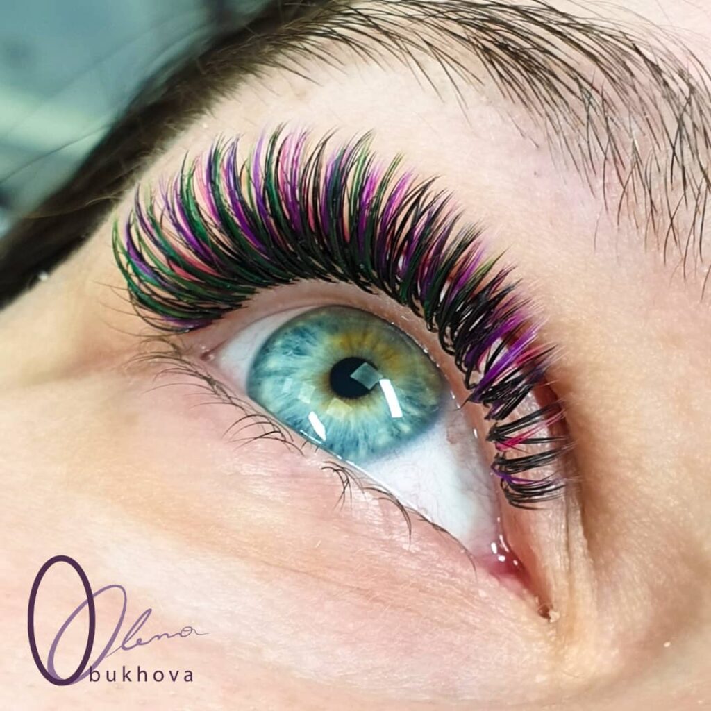 Wet look efekt värviliste kiirtega – rohelised, violetsed ja roosad ripsmed.