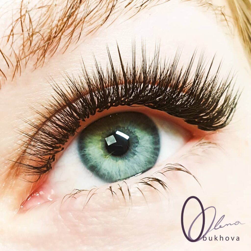 Total brown look. Spikes are 2-3mm longer than the 4-5D volume base for a softer, natural appearance.