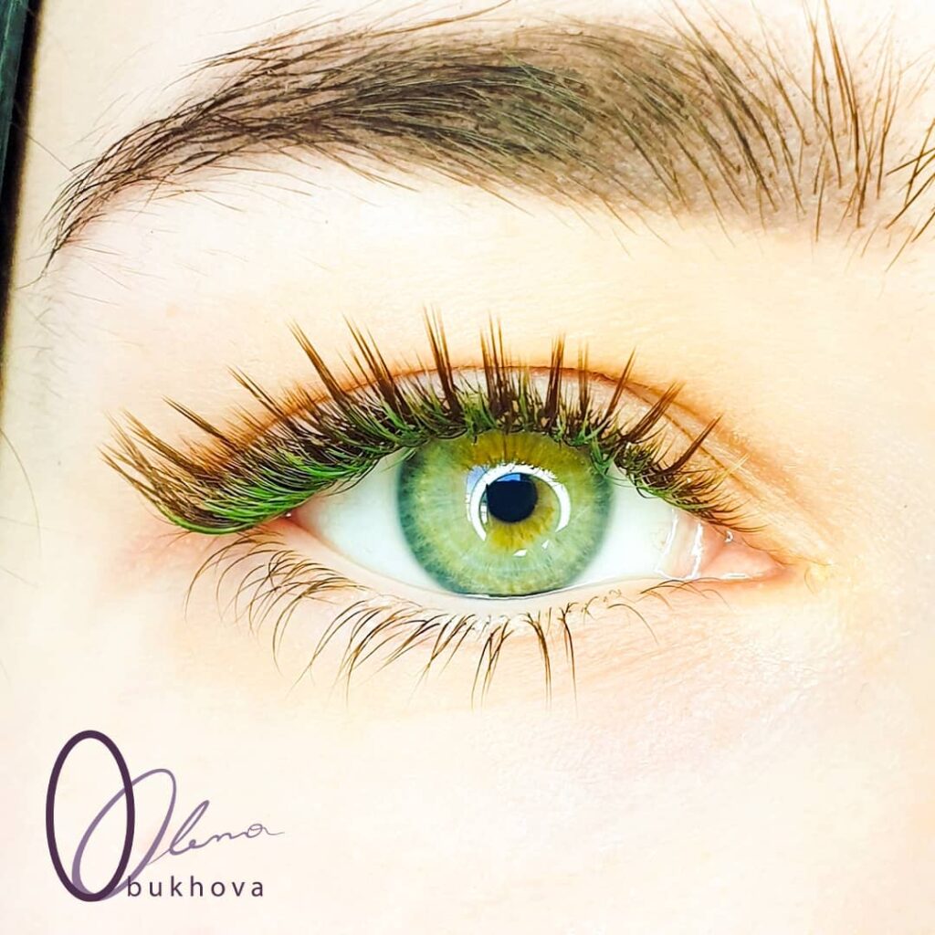 4-5D Wispy Volume using brown lashes with a green bottom layer. Spikes are extended by 3mm to create a light "messy" texture and highlight the eye color.
